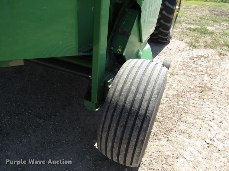 image for item DD8911 2004 John Deere 567 round baler