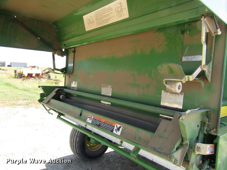 image for item DD8911 2004 John Deere 567 round baler
