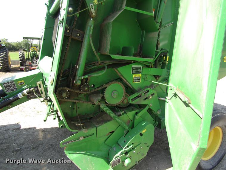 image for item DD8911 2004 John Deere 567 round baler
