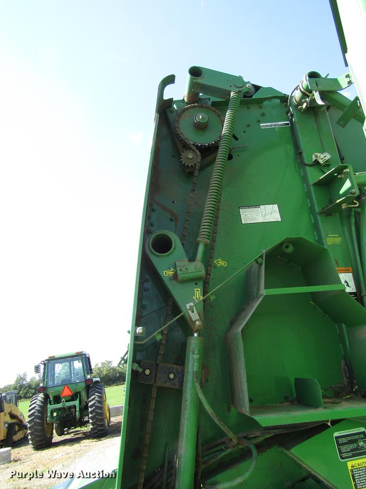 image for item DD8911 2004 John Deere 567 round baler