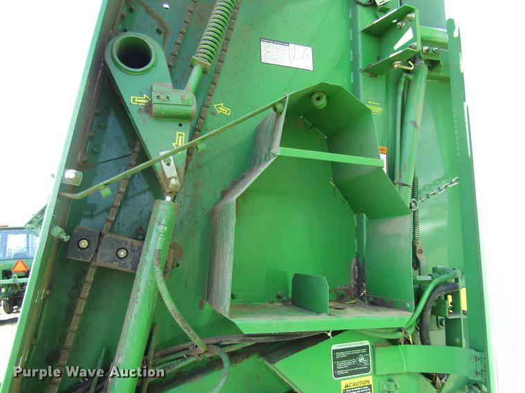 image for item DD8911 2004 John Deere 567 round baler
