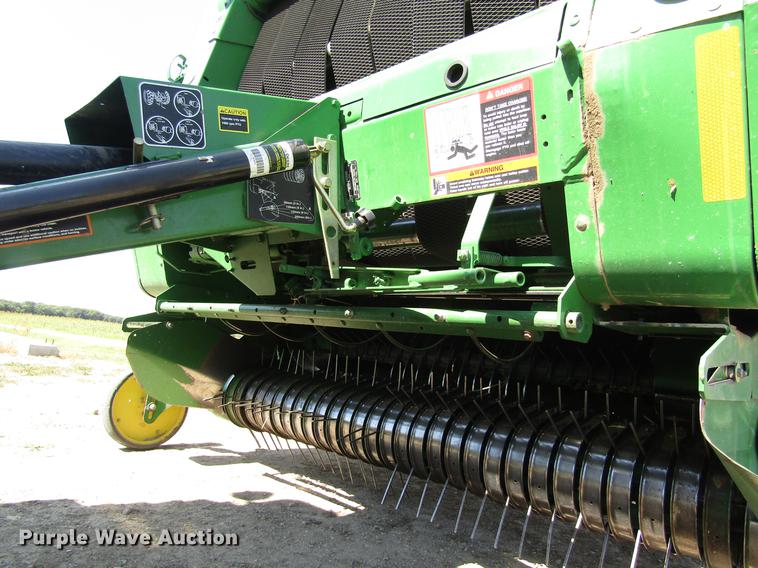 image for item DD8911 2004 John Deere 567 round baler