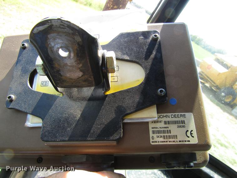 image for item DD8911 2004 John Deere 567 round baler