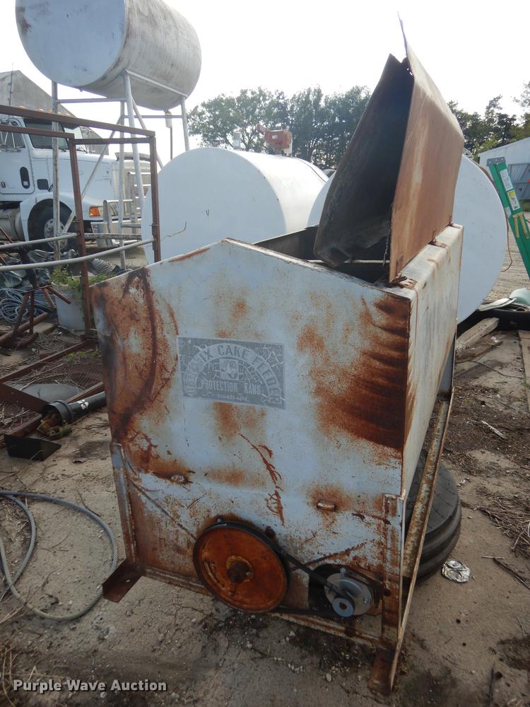 Bar Six cake feeder in Riley, KS Item DF1756 sold Purple Wave