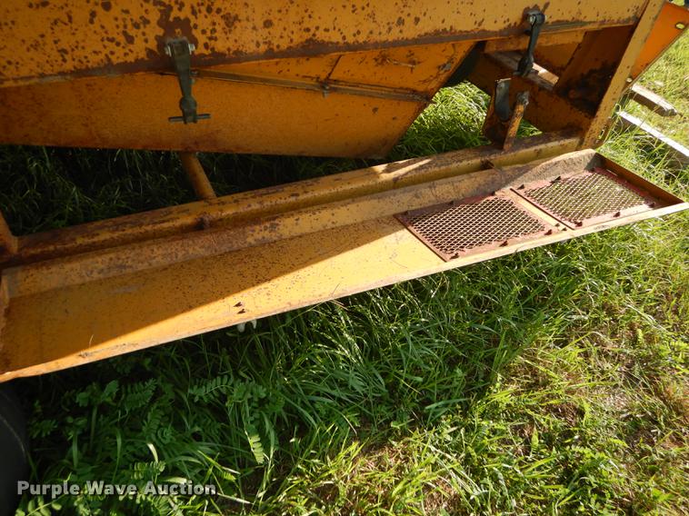 image for item DF1757 HayBuster Big Bite H1000 bale processor