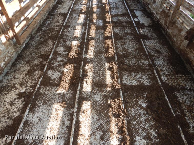 image for item DF1776 1974 Wilson livestock trailer