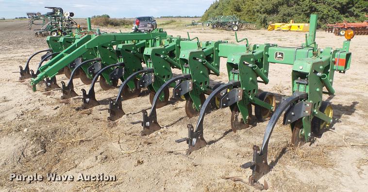 image for item DF2773 John Deere 8886 row crop cultivator