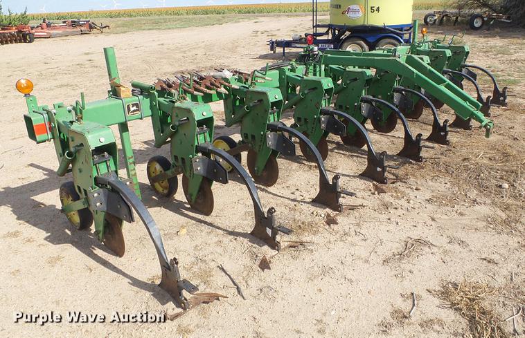 image for item DF2773 John Deere 8886 row crop cultivator