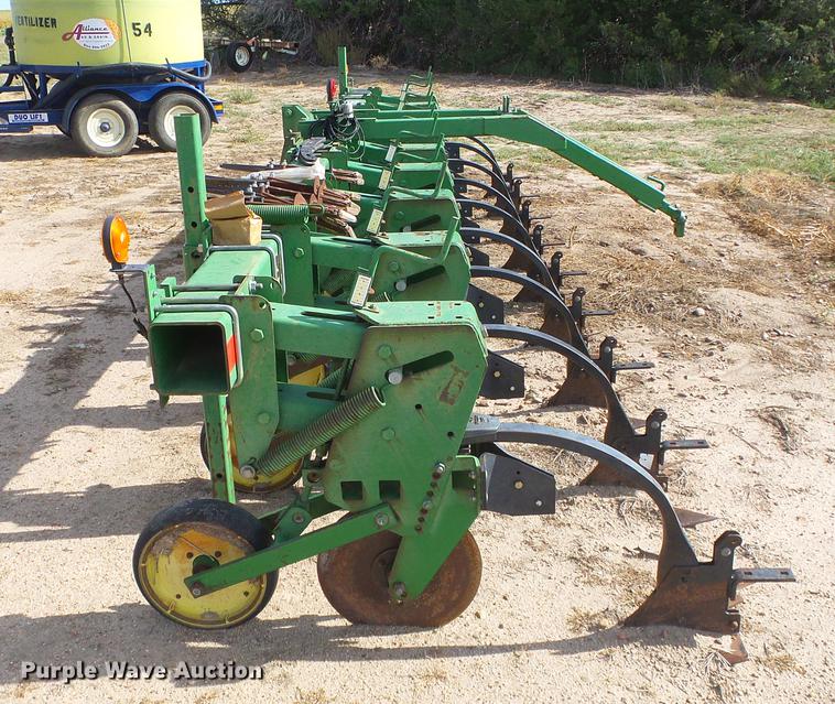 image for item DF2773 John Deere 8886 row crop cultivator