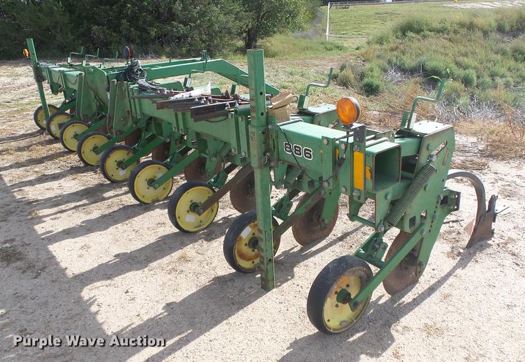 image for item DF2773 John Deere 8886 row crop cultivator