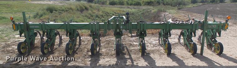 image for item DF2773 John Deere 8886 row crop cultivator