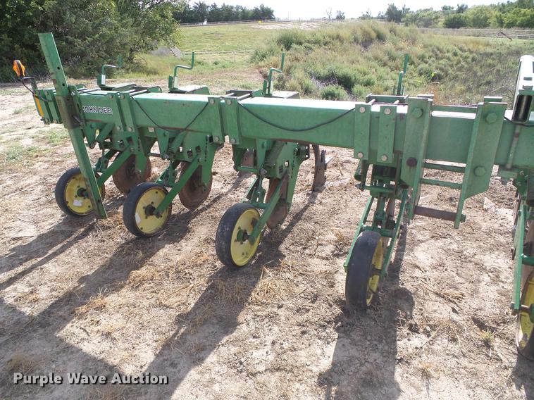 image for item DF2773 John Deere 8886 row crop cultivator