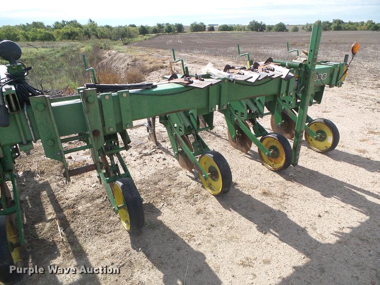 image for item DF2773 John Deere 8886 row crop cultivator