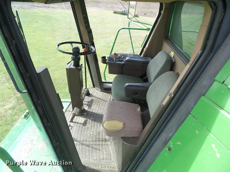 image for item DF2778 1992 John Deere 9600 combine