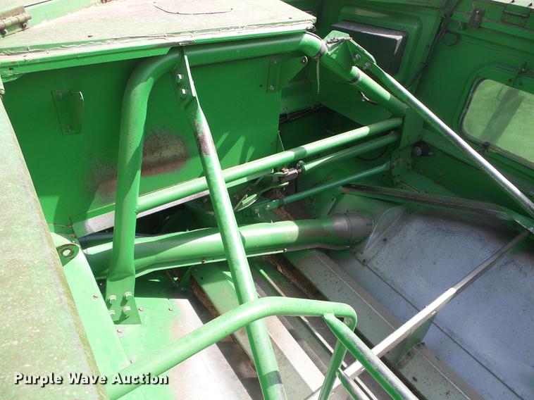 image for item DF2778 1992 John Deere 9600 combine