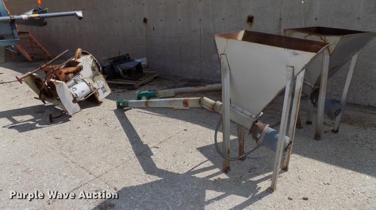 image for item DZ9542 Hoppers and discharge auger components