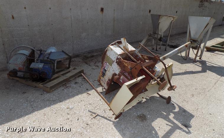 image for item DZ9542 Hoppers and discharge auger components