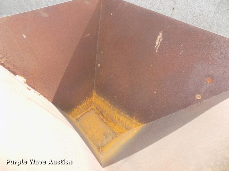 image for item DZ9542 Hoppers and discharge auger components