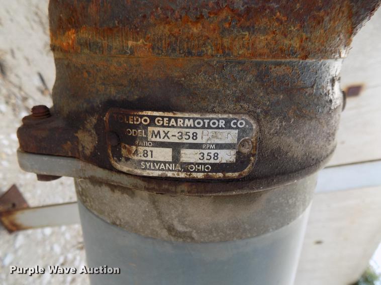 image for item DZ9542 Hoppers and discharge auger components