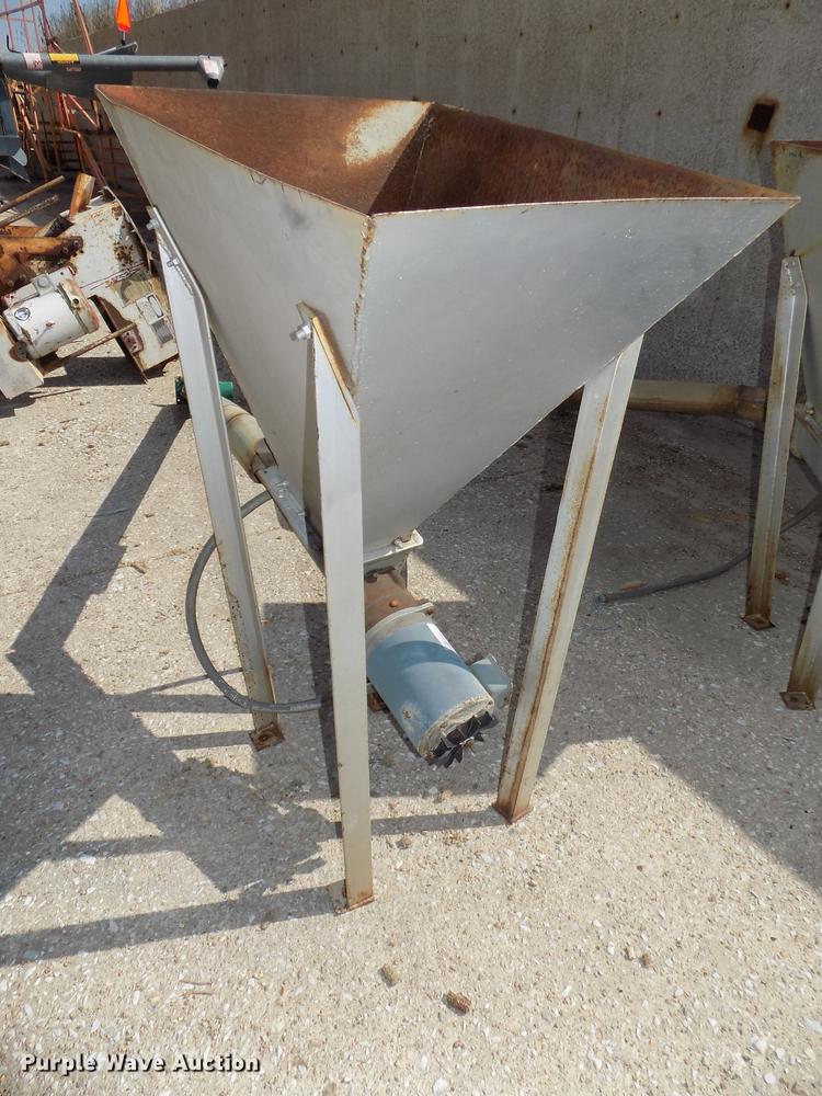 image for item DZ9542 Hoppers and discharge auger components