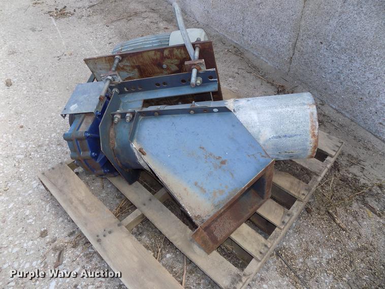 image for item DZ9542 Hoppers and discharge auger components