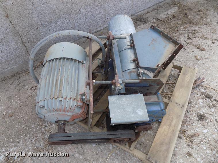 image for item DZ9542 Hoppers and discharge auger components