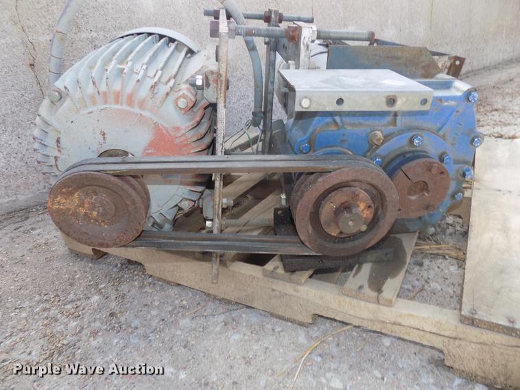 image for item DZ9542 Hoppers and discharge auger components