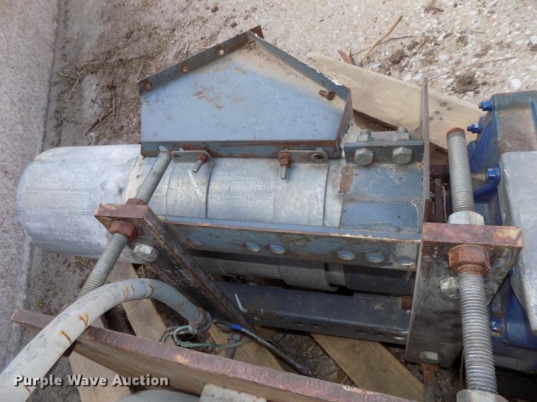 image for item DZ9542 Hoppers and discharge auger components