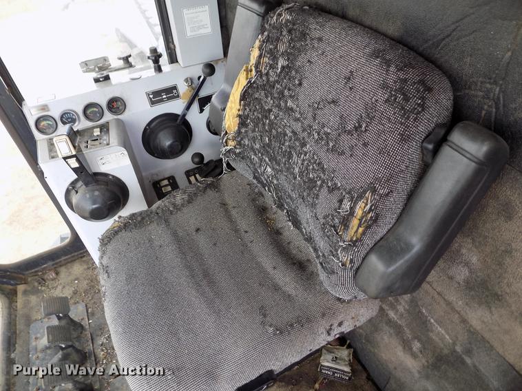 image for item ER9178 1990 Gleaner R60 combine and header