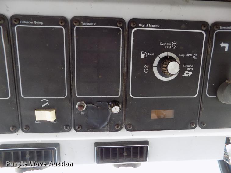 image for item ER9178 1990 Gleaner R60 combine and header