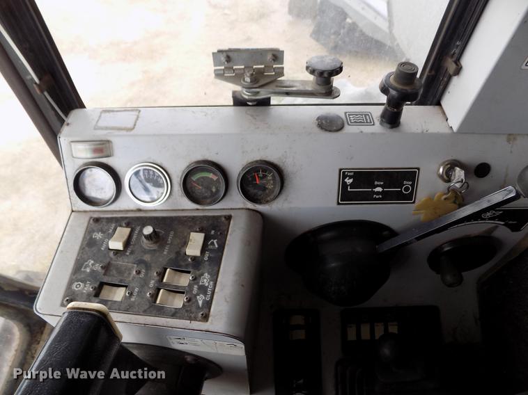 image for item ER9178 1990 Gleaner R60 combine and header