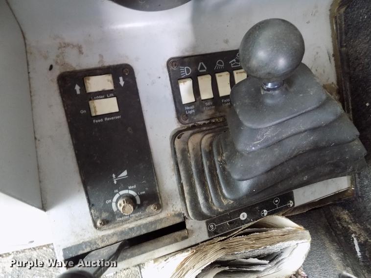 image for item ER9178 1990 Gleaner R60 combine and header