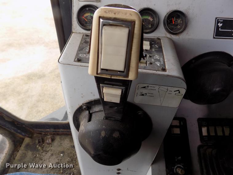 image for item ER9178 1990 Gleaner R60 combine and header