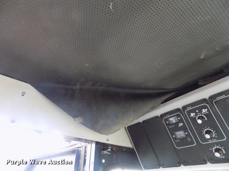 image for item ER9178 1990 Gleaner R60 combine and header