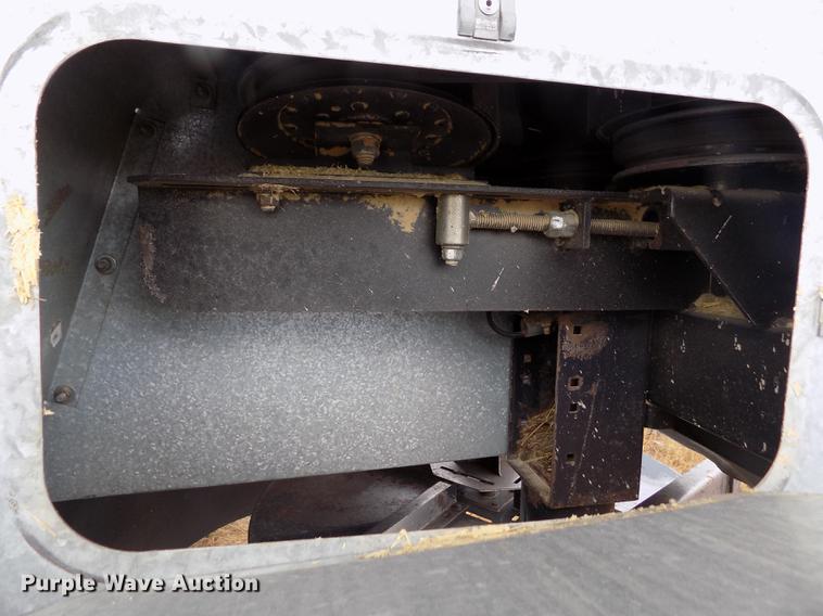 image for item ER9178 1990 Gleaner R60 combine and header