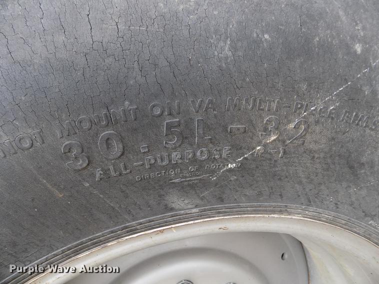 image for item ER9178 1990 Gleaner R60 combine and header