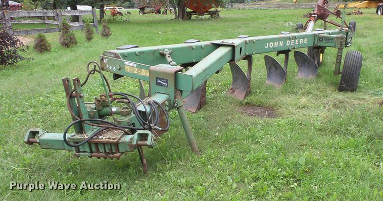 image for item FT9938 John Deere 2600 five bottom plow