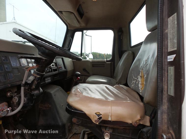 image for item DC1231 1990 International 4900 fertilizer tender truck