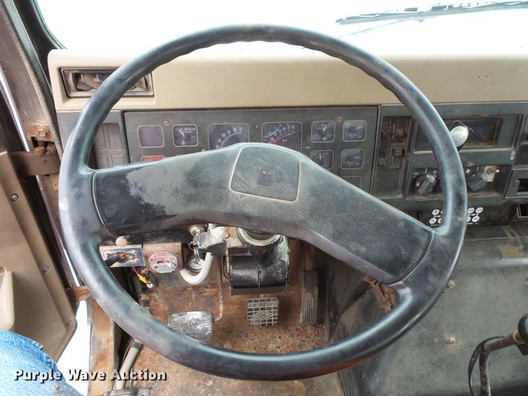 image for item DC1231 1990 International 4900 fertilizer tender truck