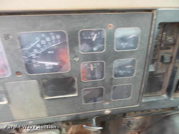 image for item DC1231 1990 International 4900 fertilizer tender truck