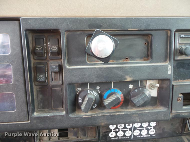 image for item DC1231 1990 International 4900 fertilizer tender truck