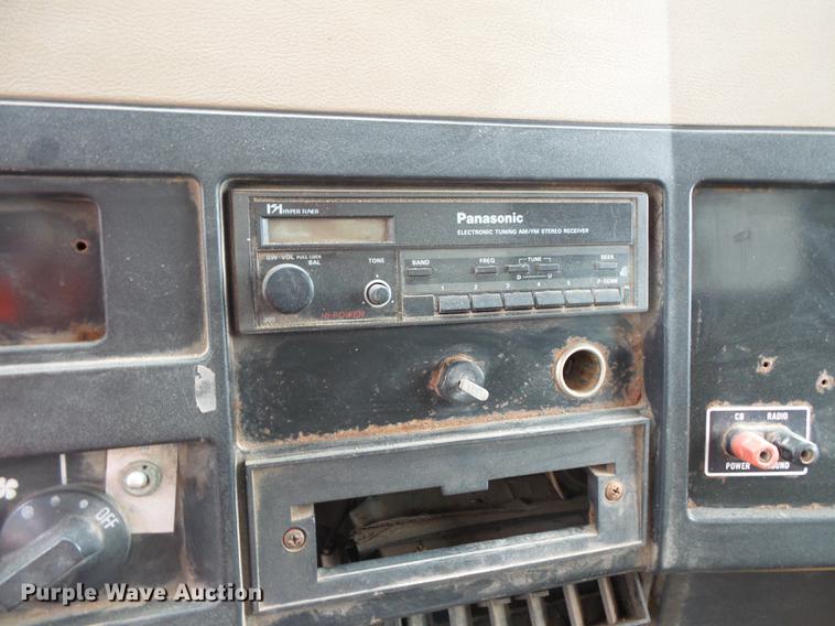 image for item DC1231 1990 International 4900 fertilizer tender truck