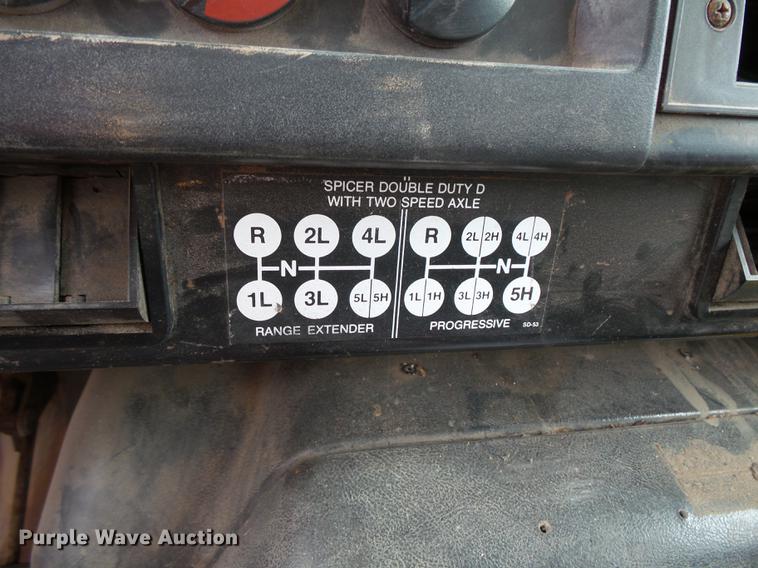 image for item DC1231 1990 International 4900 fertilizer tender truck