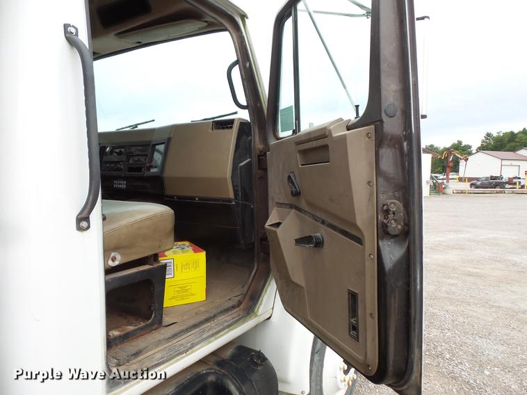 image for item DC1231 1990 International 4900 fertilizer tender truck