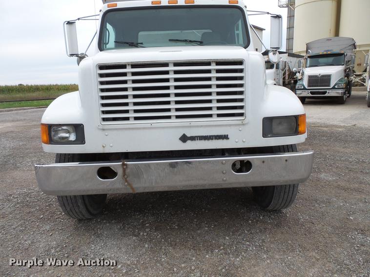 image for item DC1231 1990 International 4900 fertilizer tender truck