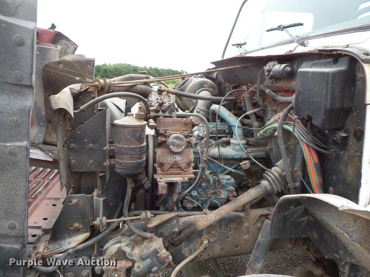 image for item DC1231 1990 International 4900 fertilizer tender truck