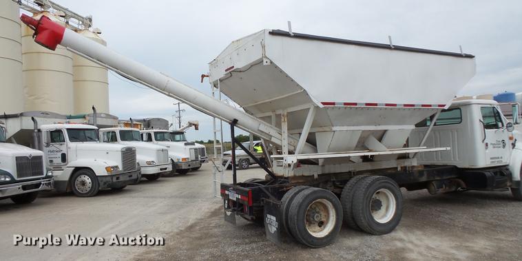 image for item DC1231 1990 International 4900 fertilizer tender truck