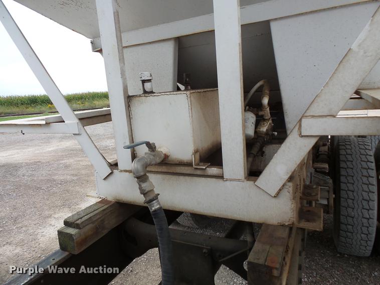 image for item DC1231 1990 International 4900 fertilizer tender truck