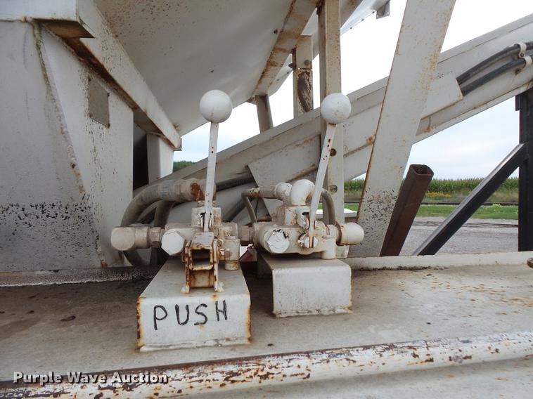 image for item DC1231 1990 International 4900 fertilizer tender truck