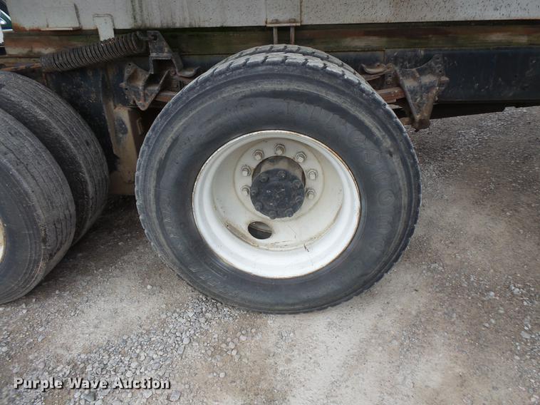 image for item DC1231 1990 International 4900 fertilizer tender truck